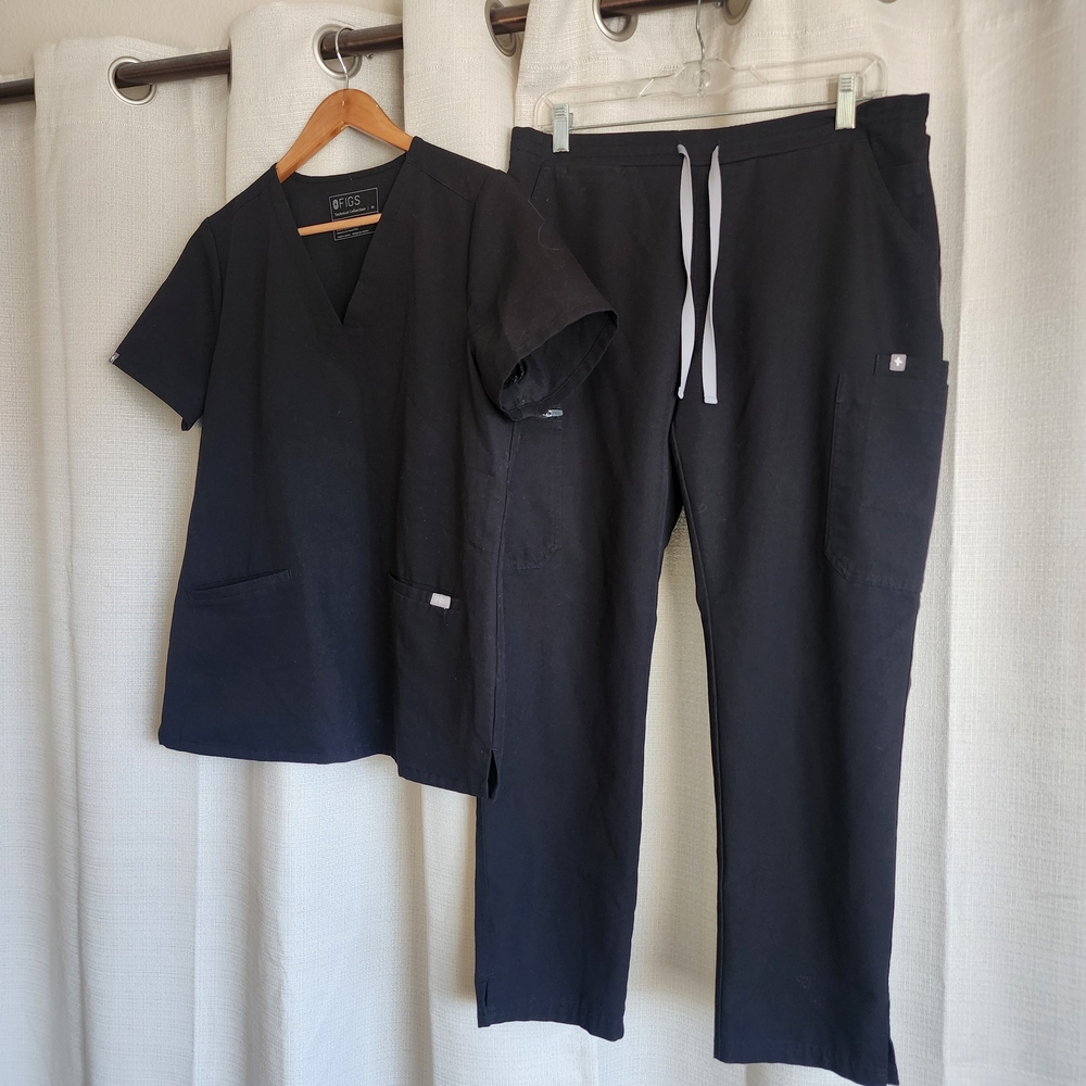 Figs Women’s Casma Scrub Top (Medium) Straight Leg (M/P) Scrub Set in Black